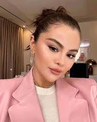 Selena Gomez Selfie (25.2M Likes)